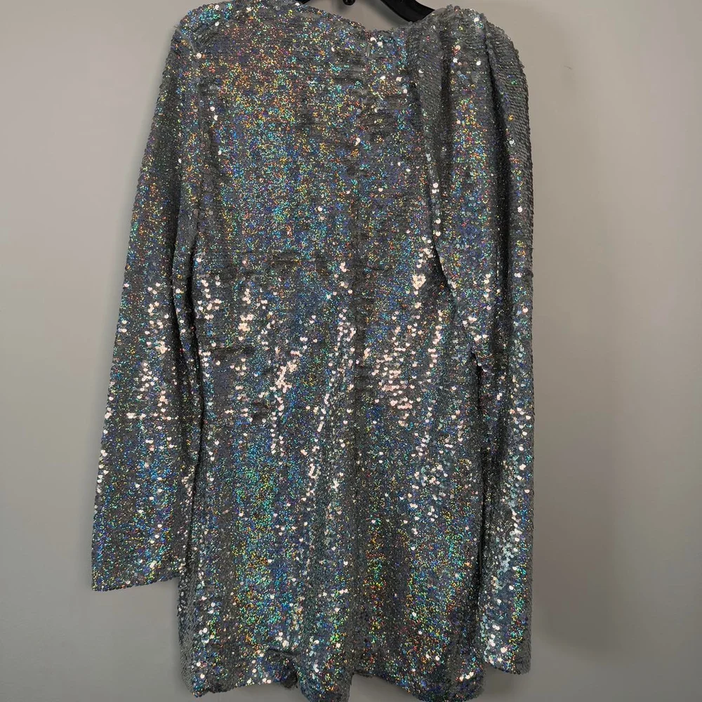 NWT Zara sequin dress puff sleeve SIZE L

Was bought for photoshoot - Picture 6 of 8